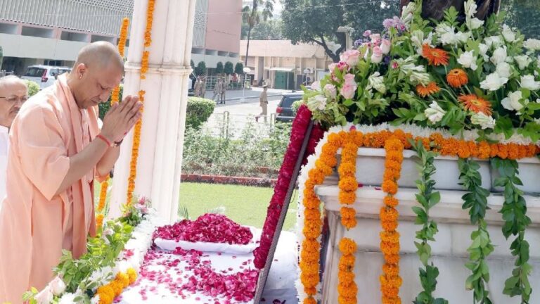 गांधी-जयंती-पर-cm-योगी-का-ऐलान,-यूपी-में-खादी-के-कपड़ों-पर-30-जनवरी-2027-तक-25%-छूट