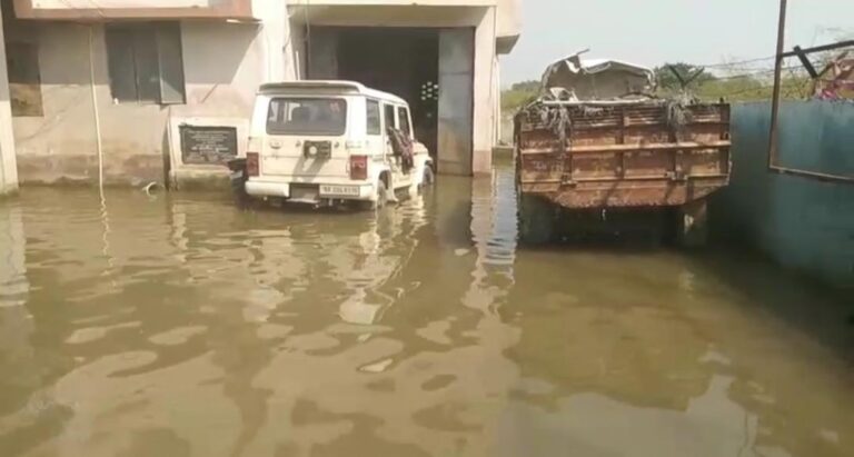 वैशाली-में-गंगा-गंडक-का-जलस्तर-बढ़ा,-राघोपुर-में-फिर-मंडराया-बाढ़-का-खतरा;-थाना-परिसर-और-बाजार-जलमग्न